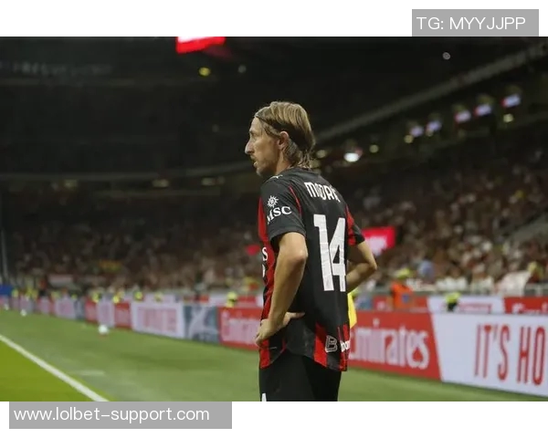 西甲经典对决AC米兰与巴萨激战成平局红牌事件引发全场热议